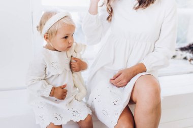 Duygular Anneler Günü. Beyaz elbiseli küçük çocuk.. 