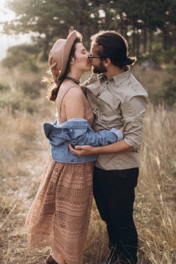 Erkek arkadaş ve kız arkadaş doğada birbirlerine sarılmak. 