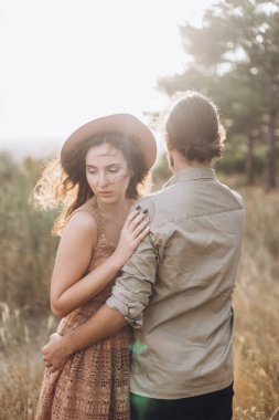 Erkek arkadaş ve kız arkadaş doğada birbirlerine sarılmak. 