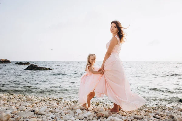 Matka a dcera v růžových šatech. Rodina. — Stock fotografie