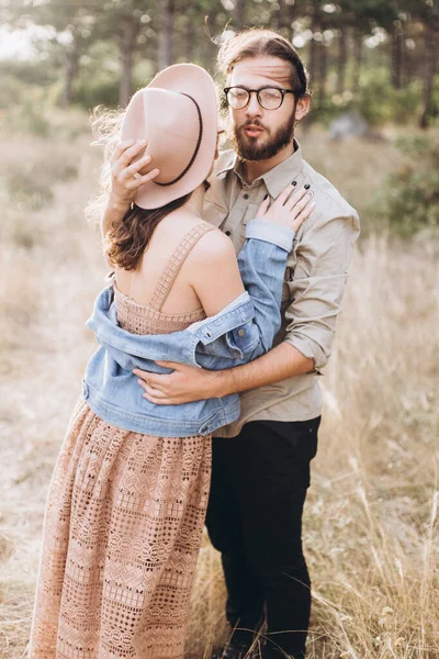 Novio y novia se abrazan en la naturaleza . —  Fotos de Stock