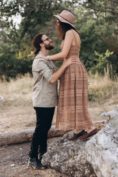 Novio y novia se abrazan en la naturaleza . —  Fotos de Stock