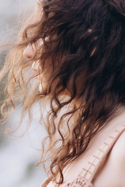 Portrait of a girl in a beige dress on the nature. Stock Obrázky