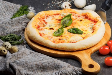 Pastırmalı pizza, domates, peynir ve zeytinli. İtalyan Mutfağı.