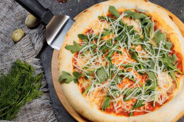 Pastırmalı pizza, domates, peynir ve zeytinli. İtalyan Mutfağı.