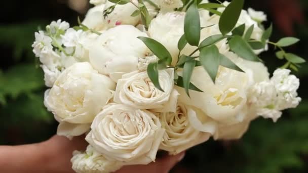 Biały bukiet ślubny piwonii i róż. Krajobraz na wesele. — Wideo stockowe