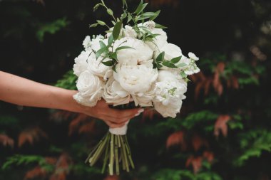 Beyaz şakayık buketi ve güller eko boho kırsalında. 