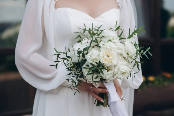 Svatební kytice bílých květin v boho stylu. — Stock fotografie