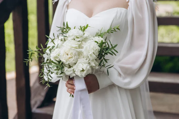 宝生流の白花の結婚花束. — ストック写真