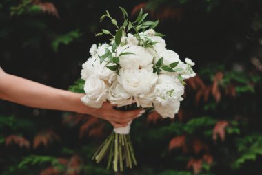 Beyaz şakayık ve gül buketi. Düğün için manzara..