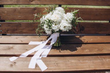 Beyaz şakayık ve gül buketi. Düğün için manzara..