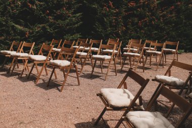 Misafirler için eko dekorlu Boho düğün sandalyesi.