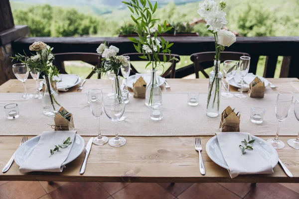 Mesa de casamento Boho para um banquete recém-casado. — Fotografia de Stock