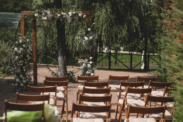 Arco de boda en estilo boho con flores blancas en el parque. — Foto de Stock
