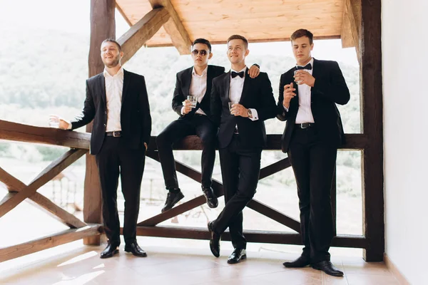 The groom and his friends celebrate the wedding. Men in suits. Mens emotions and friendship. — Stock Photo, Image