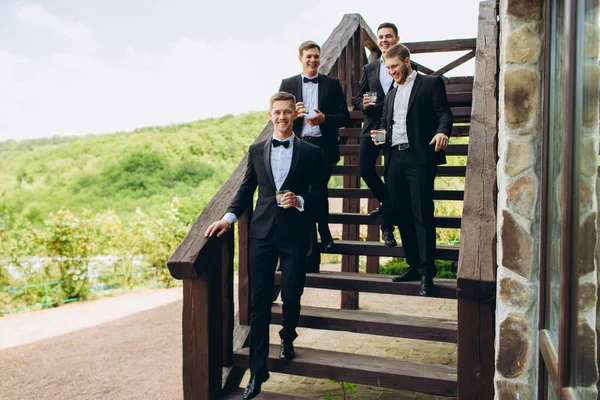 The groom and his friends celebrate the wedding. Men in suits. Mens emotions and friendship. — Stock Photo, Image