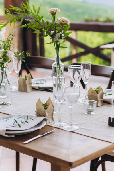 Mesa de casamento Boho para um banquete recém-casado. — Fotografia de Stock