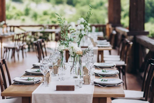Boho bruiloft tafel voor een pasgetrouwd banket. — Stockfoto