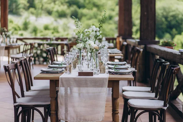 Boho bruiloft tafel voor een pasgetrouwd banket. — Stockfoto