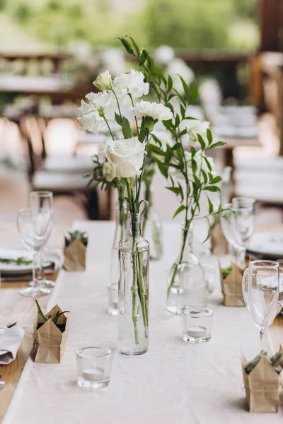 Mesa de casamento Boho para um banquete recém-casado. — Fotografia de Stock