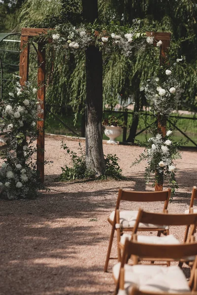 公园里开着白花的boho风格婚礼拱门. — 图库照片