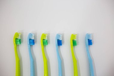 Beyaz arka planda mavi diş fırçaları. Dişleri bakıcılardan koruyorum.. 