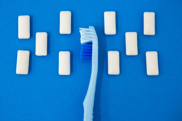 Escovas de dentes azuis em um fundo azul. Proteger os dentes da cárie. — Fotografia de Stock