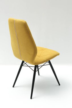 İzole edilmiş beyaz arka planda sarı yumuşak sandalye. 