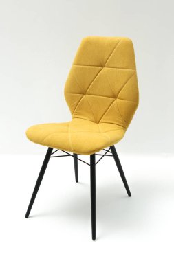 İzole edilmiş beyaz arka planda sarı yumuşak sandalye. 