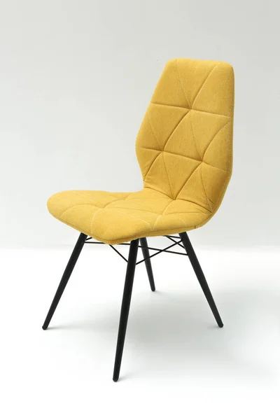 Gele zachte stoel op een geïsoleerde witte achtergrond. — Stockfoto
