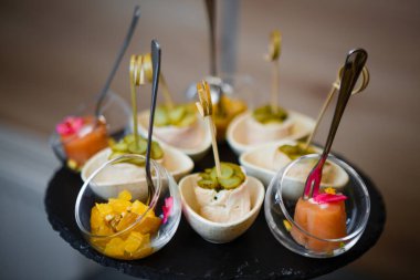 Yemek servisi. Masadaki misafirler için atıştırmalıklar..