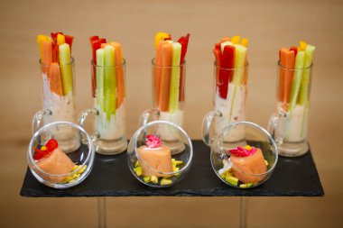 Yemek servisi. Masadaki misafirler için atıştırmalıklar..