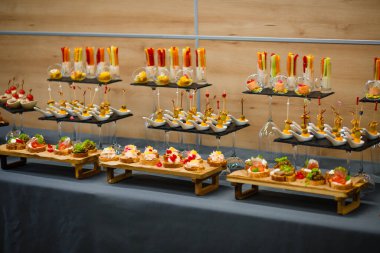 Yemek servisi. Masadaki misafirler için atıştırmalıklar..