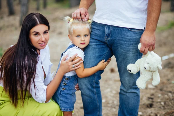 Ung vacker familj med en liten blond dotter i jeanskläder. — Stockfoto