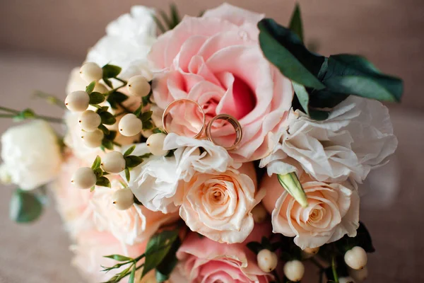 Блідо-рожевий весільний букет з ніжними рожевими квітами з кільцями . — стокове фото