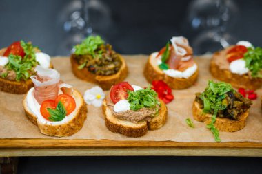 Yemek servisi. Masadaki misafirler için atıştırmalıklar..