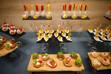 Yemek servisi. Masadaki misafirler için atıştırmalıklar..