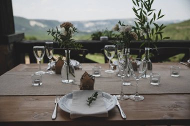 Düğün masası ayarı. Kutlama için eko düğün tabakları. 