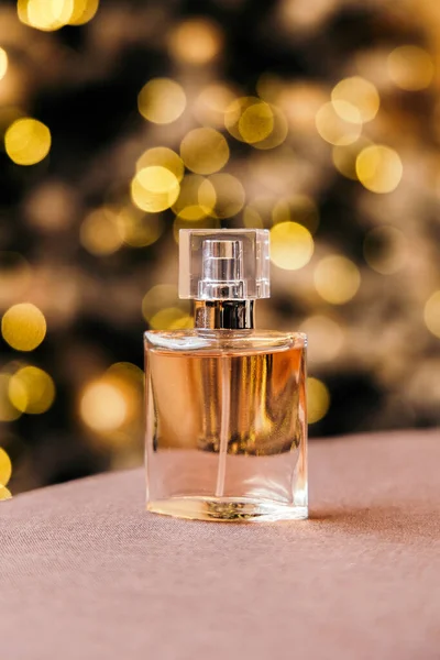 Butelka Prezent Woda Toaletowa Perfumy Tle Złotego Christmas Bokeh Światła — Zdjęcie stockowe