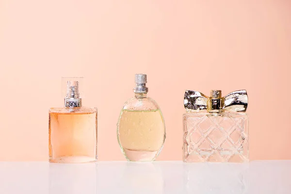 Conjunto Perfume Mujer Sobre Una Mesa Blanca Fondo Rosa Concepto — Foto de Stock
