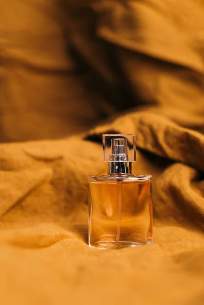 Butelka Pachnących Perfum Kobiet Brązowym Teksturowanym Tle Tkaniny — Zdjęcie stockowe