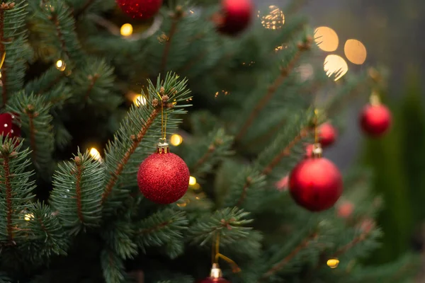 Versierde Kerstboom Close Rode Ballen Verlichting Van Bloemenslingers Met Zaklampen — Stockfoto