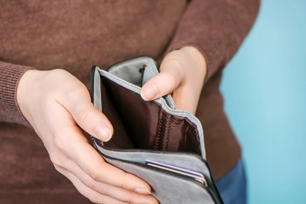 Primer Plano Hombre Persona Sosteniendo Una Billetera Vacía Las Manos —  Fotos de Stock