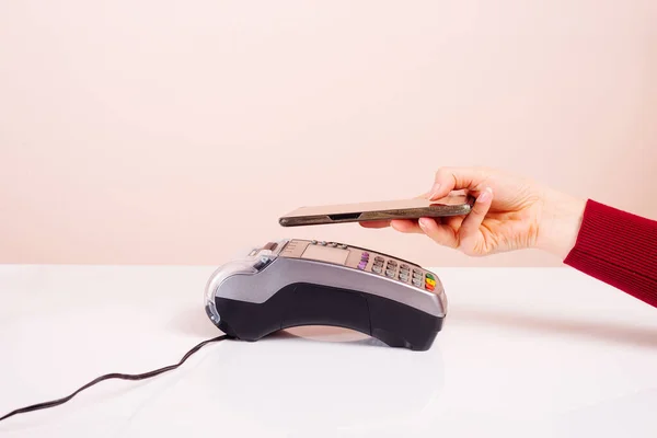 Клієнт Тримає Телефон Біля Терміналу Nfc Робить Безконтактні Мобільні Платежі — стокове фото