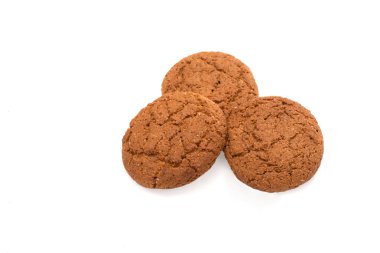 Beyaz arka planda yulaflı kurabiyeler.