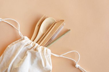 Sıfır atık. Kopya alanı olan bambu kaplamalı tekstil pamuk eko çanta. Çevre dostu ve konsepti yeniden kullan. Üstten mi düz mü? bej arkaplan.