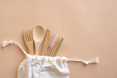 Sıfır atık. Kopya alanı olan bambu kaplamalı tekstil pamuk eko çanta. Çevre dostu ve konsepti yeniden kullan. Üstten mi düz mü? bej arkaplan.