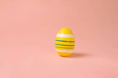 Pembe arka planda sarı yumurtalı minimum Paskalya yerleşimi. Metin için kopyalama alanı olan Paskalya kartı