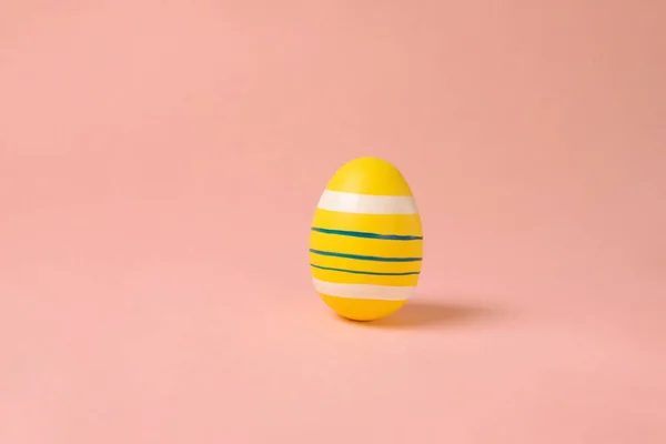 Disposición Mínima Pascua Con Huevo Amarillo Sobre Fondo Rosa Tarjeta — Foto de Stock