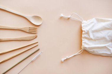 Yüz bakımı için bir set: beyaz arka planda izole edilmiş pipetli, kremalı, fırçalı ve kaş fırçalı bir kavanozda serum. Üst görünüm.